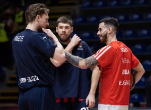 VILDOZA U DRUŠTVU BIVŠIH SAIGRAČA: Srdačan pozdrav i razgovor na centru terena! (FOTO)
