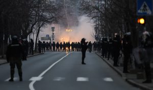 HAOS NA AUTOKOMANDI: More navijača krenulo ka stadionu Crvene zvezde! (VIDEO)