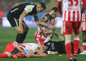 DA LI JE PEŠIĆ ZASLUŽIO CRVENI KARTON: Brutalno je pokosio Belića – fudbaler crno-belih ležao nepomičan! (VIDEO)