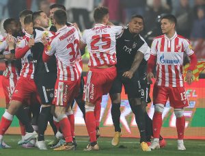 EVO ZBOG ČEGA JE POCRVENEO RIKARDO: Napadač Partizana udario Erakovića! (VIDEO)