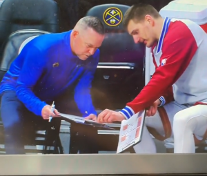 JOKIĆ NE SAMO DA JE NAJBOLJI IGRAČ, VEĆ MOŽE I MEĐU TRENERE: Srpski centar objašnjavao Melounu kako ekipa treba da igra! (VIDEO)