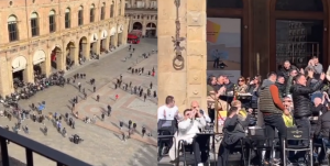 GROBARI OKUPIRALI BOLONJU I NAPRAVILI SPEKTAKL: Orile se poznate pesme – pravo zagrevanje za utakmicu! (VIDEO)