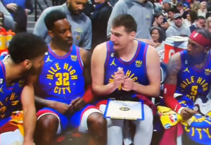 MOŽE KAO CENTAR, A MOŽE I KAO TRENER: Jokić imao novu ulogu na tajmautu Denvera! (VIDEO)