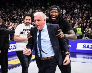 URNEBESNE SCENE U ARENI: Lesor i Obradović poveli navijanje posle pobede nad Cedevitom! (FOTO)
