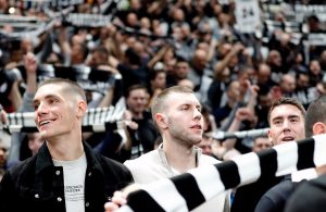 PRAVO SA AERODROMA U ARENU: Reprezentativci Srbije bodre Partizan protiv Barselone! (VIDEO)