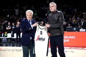 DANILOVIĆ U BOLONJI: Obe navijačke grupe pozdravile predsednika Košarkaškog saveza Srbije! (VIDEO)