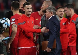 OGROMNA GUŽVA ISPRED HOTELA U PODGORICI: Orlovi nešto kasnije kreću ka stadionu!