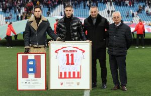 MIHIN SIN OBUKAO DRES SA BROJEM 11 I PODIGAO KRAGNU: Poslao je posebnu poruku i oduševio Delije! (FOTO)