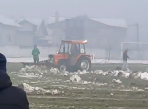 DA LI OVO MOGUĆE?: U komšiluku traktorom čistili sneg – od trave nije ostalo ništa! (VIDEO)