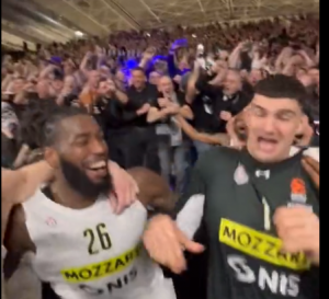 FEŠTA U BOLONJI: Igrači se pridružili navijačima, veliko slavlje crno-belih! (VIDEO)