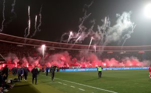 POČETAK DERBIJA KASNIO PAR MINUTA: Spektakularna bakljada Delija odložila start utakmice! (FOTO) (VIDEO)