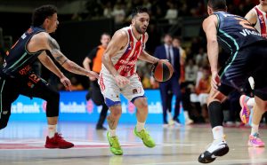 (POLUVREME) TIMSKA IGRA ZVEZDE ZA PREDNOST NA POLUVREMENU: Razigrani crveno-beli jurišaju ka 14. pobedi! (FOTO)