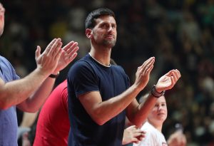 DETALJ KOJI JE MALO KO VIDEO: Novak dao 100 evra mladom navijaču tokom poluvremena! (VIDEO)