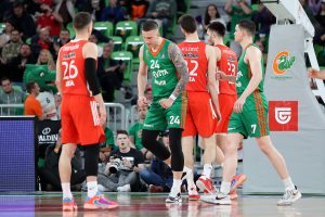 JEZIV PAD BRANKA LAZIĆA: Zvezdin kapiten lupio glavom o parket! (VIDEO)