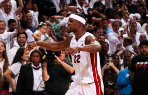 BATLER BRUTALNOM PARTIJOM GURNUO MILVOKI NA IVICU PROVALIJE: Lebron još jednom predvodio Lejkerse do pobede! (VIDEO)