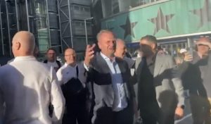 MIJAILOVIĆ ULETEO MEĐU GROBARE, PA POZVAO TURU NA SVOJ RAČUN: ‘Aj na pivo Ostoja, Ostoja!’ (VIDEO)