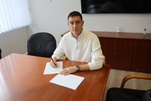 POLITIKA KLUBA ISTA, A REZULTATI SVE BOLJI: Novi u nizu sjajnih poteza uprave Čukaričkog, dugogodišnji ugovor za mladog štopera! (FOTO)