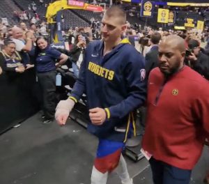 JOKIĆ ZABRINUO NAVIJAČE DENVERA: Srpski centar povredio desnu šaku tokom meča sa Minesotom!? (VIDEO)