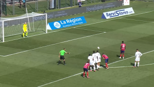 LUDE SCENE STIŽU IZ FRANCUSKE: Fudbaleri izvodili penale, a navijači im pokazivali zadnjice kako bi ih zbunili! (FOTO)