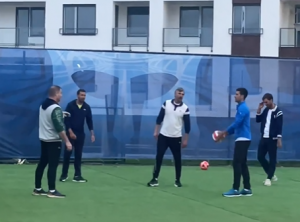 NOVAK UŽIVA U SLOBODNOM VREMENU: Dok kiša ometa turnir u Banjaluci, Đoković vreme provodi sa svojim timom! (VIDEO)
