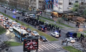 UŽASNE SCENE U NOVOM SADU: Žestoka tuča navijača Partizana i Vojvodine uoči derbija, intervenisala i žandarmerija! (VIDEO)