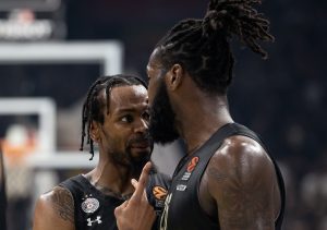 FENOMENALNO RASPOLOŽENJE U REDOVIMA PARTIZANA: Lesor asistira nogom – Panter i iz auta pogađa! (VIDEO)