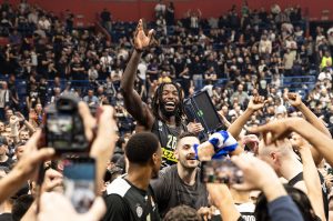 LESOR OPET PRAVIO ŽURKU SA NAVIJAČIMA: Francuz pokazao koliko mu znači podrška! (FOTO) (VIDEO)