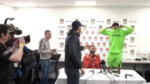 ŠOU U REKSAMU: Slavni holivudski glumac tražio od golmana dres, a onda nasmejao sve! (VIDEO)