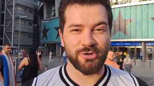 LJUBAV NE ZNA ZA GRANICE: Navijač Partizana prešao dug put kako bi gledao svoj voljeni klub!