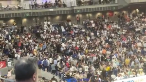 TOTALNI HAOS U ’VIZINIK CENTRU’: Tuča na tribinama! (VIDEO)