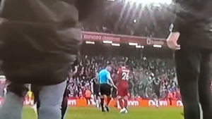 HAOS NA UTAKMICI PREMIJER LIGE: Sudija udario igrača Liverpula! (FOTO) (VIDEO)