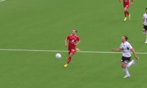 SJAJAN FUDBALER, A JOŠ VEĆI ČOVEK: Njegov potez oduševio protivničke navijače, aplaudirao mu ceo stadion! (VIDEO)