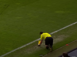 NEMCI U PUBLICI TRAŽILI SUDIJU: Pomoćnik iznet sa terena zbog povrede, a onda je usledilo šokantno pitanje sa tribina! (VIDEO)