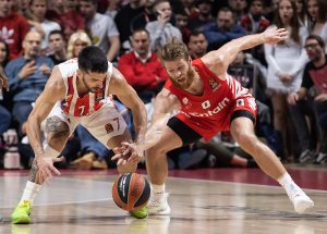 (POLUVREME) OLIMPIJAKOS IMAO I DVOCIFRENU PREDNOST, ZVEZDA SE PROBUDILA: Navijači zadovoljni, domaći priželjkuju preokret! (FOTO)