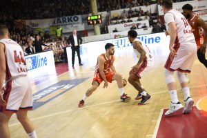 CRVENA ZVEZDA VODI NA POLUVREMENU: Ekipa Borca se ne predaje!