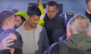 ĐOKOVIĆ STIGAO U BANJALUKU: Navijači sa jajima dočekali Novaka, posle čestitke usledilo takmičenje! (VIDEO)