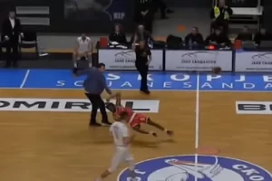 LUDILO U MAKEDONIJI: Dragan Nikolić ušao na teren u sred kontranapada, košarkaš se sudario sa njim i pao! (VIDEO)