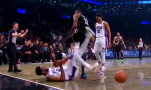 EMBID ŠUTNUO PROTIVNIKA U MEĐUNOŽJE: Sudija koji mrzi Jokića ga nije isključio, a potom je doneo sramotnu odluku! (VIDEO)