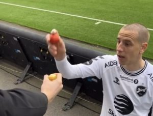 VASKRS OBEŽELEN NA STADIONU U NORVEŠKOJ: Bivši fudabler Crvene zvezde posle pobede učestvovao u tucanju jajima! (FOTO) (VIDEO)