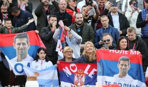 ĐOKOVIĆ IMAO VELIKU PODRŠKU PROTIV FRANCUZA: Predsednik Republike Srpske u društvu legendarnog košarkaša Zvezde bodrio Novaka! (FOTO)