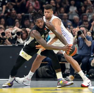 HIT SNIMAK: Mališan nasamario Tavaresa u krcatoj areni, evo kako je reagovao centar Real Madrida! (VIDEO)