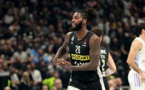 MOŽE ON IZ PARTIZANA, ALI PARTIZAN IZ NJEGA NE: Lesor u sred Pariza peva navijačke pesme! (VIDEO)