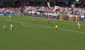 NEVEROVATNO! OVAKAV KIKS NIKADA NIJE VIĐEN: Golman zaboravio da je lopta u njegovim nogama, pa primio gol! (VIDEO)