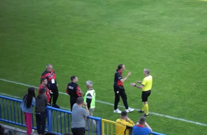 SKANDALIMA U SRPSKOM FUDBALU NIKAD KRAJA: Navijač uleteo u teren i udario trenera! (VIDEO)