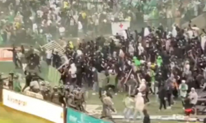 KRVAV OBRAČUN NA VELIKOM DERBIJU: Čak 89 povređenih osoba nakon žestoke tuče! (VIDEO)