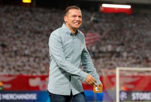 BAHAR PREUZIMA ZVEZDU: Poznata i plata izraelskog trenera!