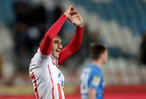 ZVEZDA U RUKAMA IMA ORUŽJE VISOKOG KALIBRA: Na terenu proveo manje od tri utakmice, a postigao četiri pogotka! (VIDEO)