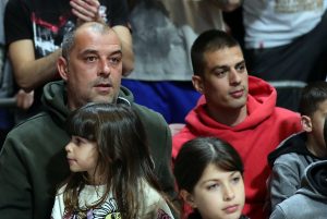 POZNATA LICA GLEDAJU ZVEZDU I OLIMPIJAKOS: Na tribinama Milijaš, Vujadin Savić i Pero Antić! (FOTO)