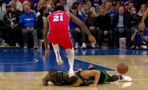 MOGAO JE DA GA USMRTI: Embid nogom zgazio glavu Grenta Vilijamsa! (VIDEO)