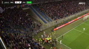 ZAMALO IZBEGNUTA TRAGEDIJA: Navijač doživeo infarkt u Bazelu! (VIDEO)